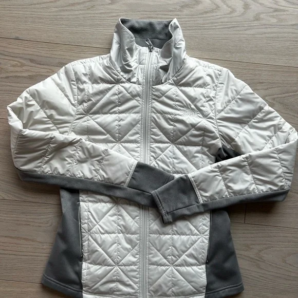 The North Face Women's White and Gray Puffer Jacket - Picture 1 of 5